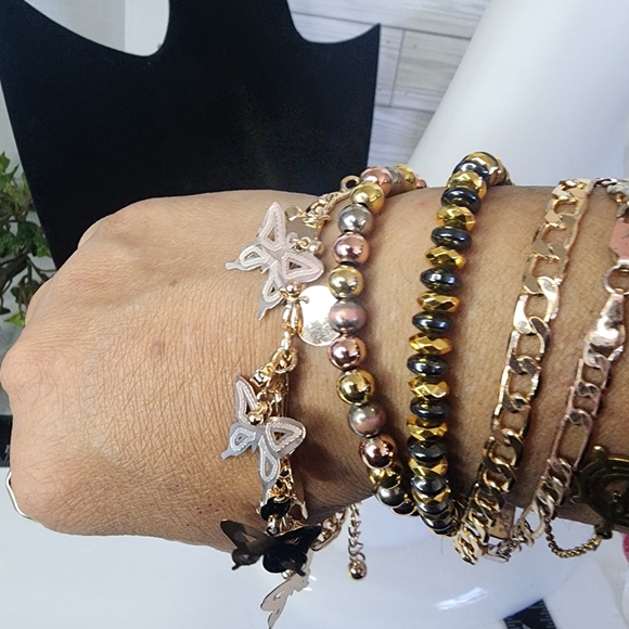 Gold Figaro Chain Anklet Bracelet with Tricolor Gold Butterfly Charms - Picture 7 of 8